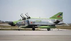 Hasegawa 02182 F4 EJ Kai Phantom II 302SQ Good Bye Okinawa