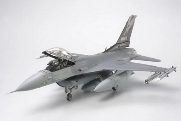 Tamiya 61101 Lockeed F-16C Block 25-32 1 Tamiya 61101 Lockeed F-16C Block 25-32